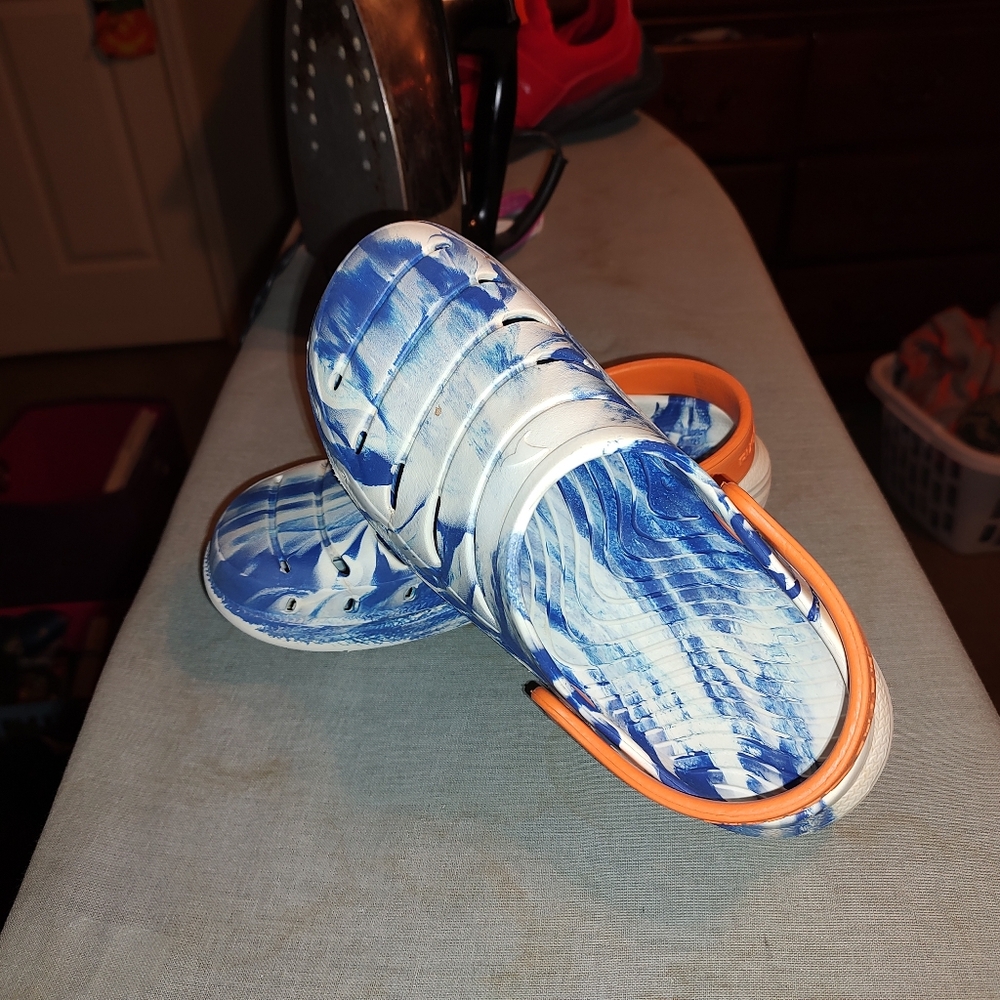 Boy's off brand version of Crocs